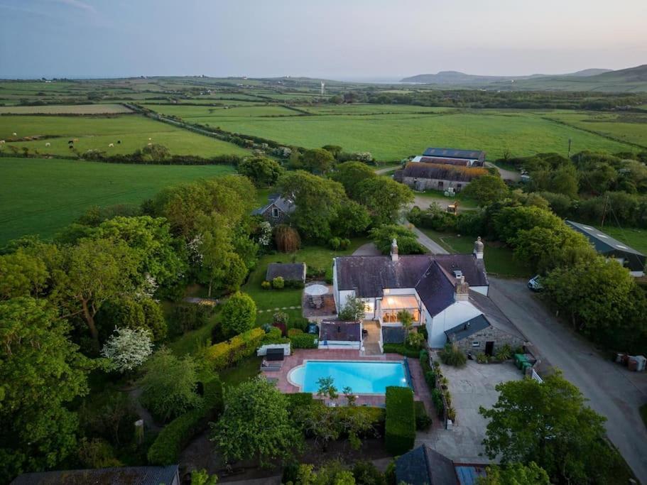 Plas Newydd With Swimming Pool, Fire Pit, And Log Fires Villa Rhiw Buitenkant foto