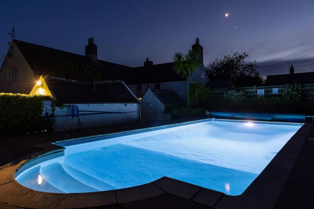 Plas Newydd With Swimming Pool, Fire Pit, And Log Fires Villa Rhiw Buitenkant foto